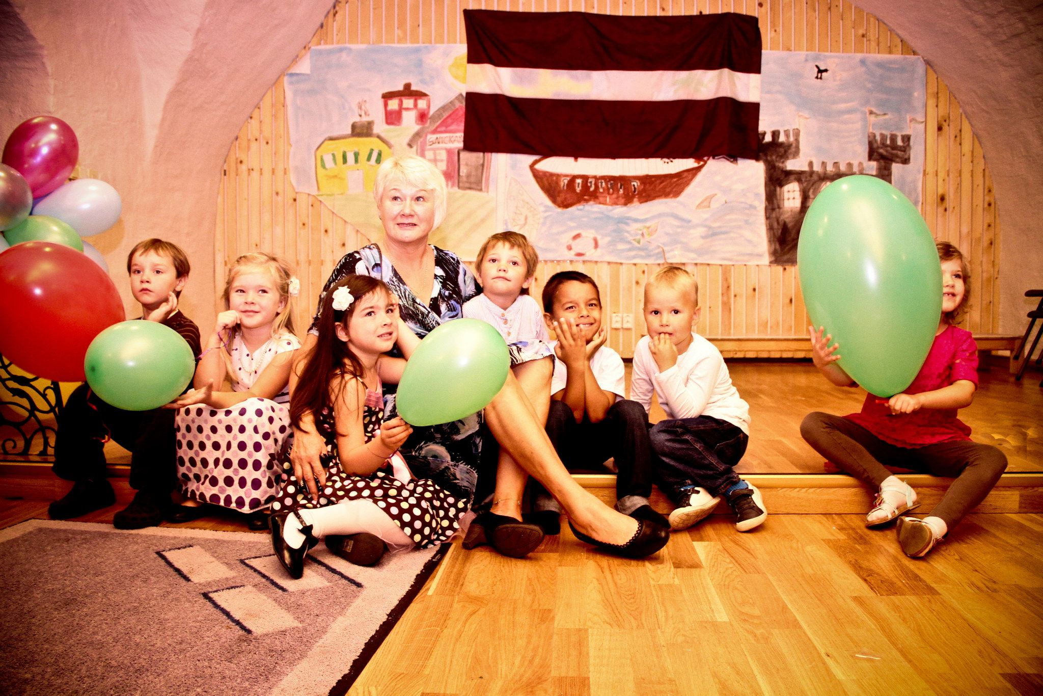 Skolēni un skolotāja skolas pasākumā 2012. gadā
